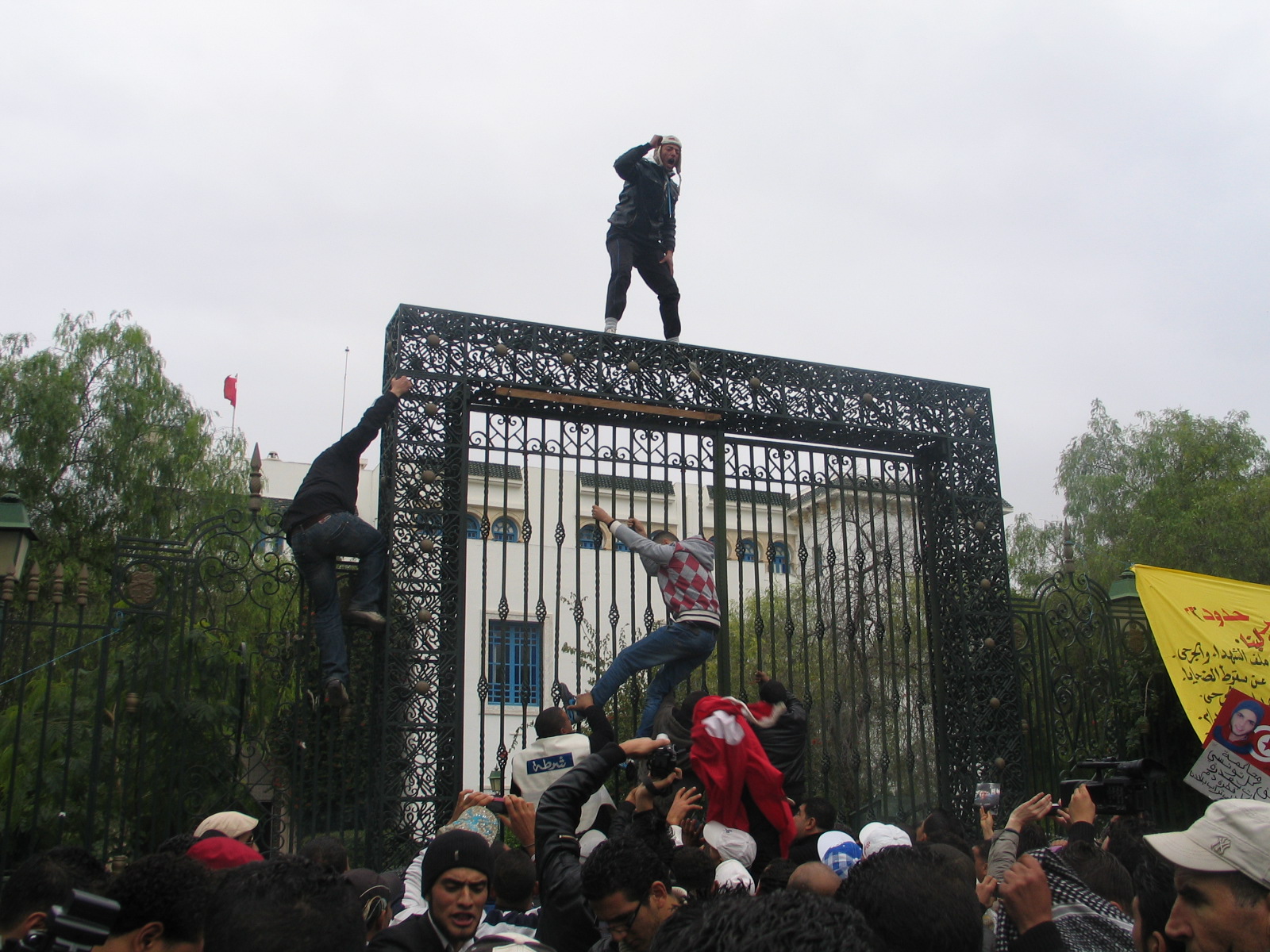 Aniversario de la revolución de Túnez: Pedrea a los gobernantes y sentada de las familias de las víctimas