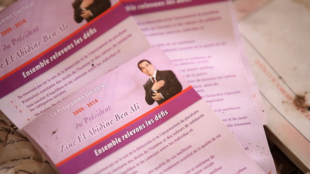 Tracts électoral du président Ben Ali, siège du RCD à Sfax 2014. Crédit : Amine Boufaied, tirée du documentaire “7 vies”.