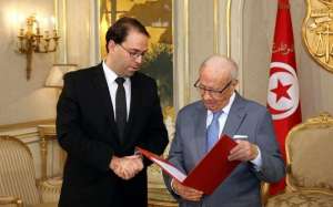 le-nouveau-premier-ministre-tunisien-youssef-chahed-presente-au-president-beji-caid-essebsi-la-composition-de-son-gouvernement-le-20-aout-2016-a-carthage